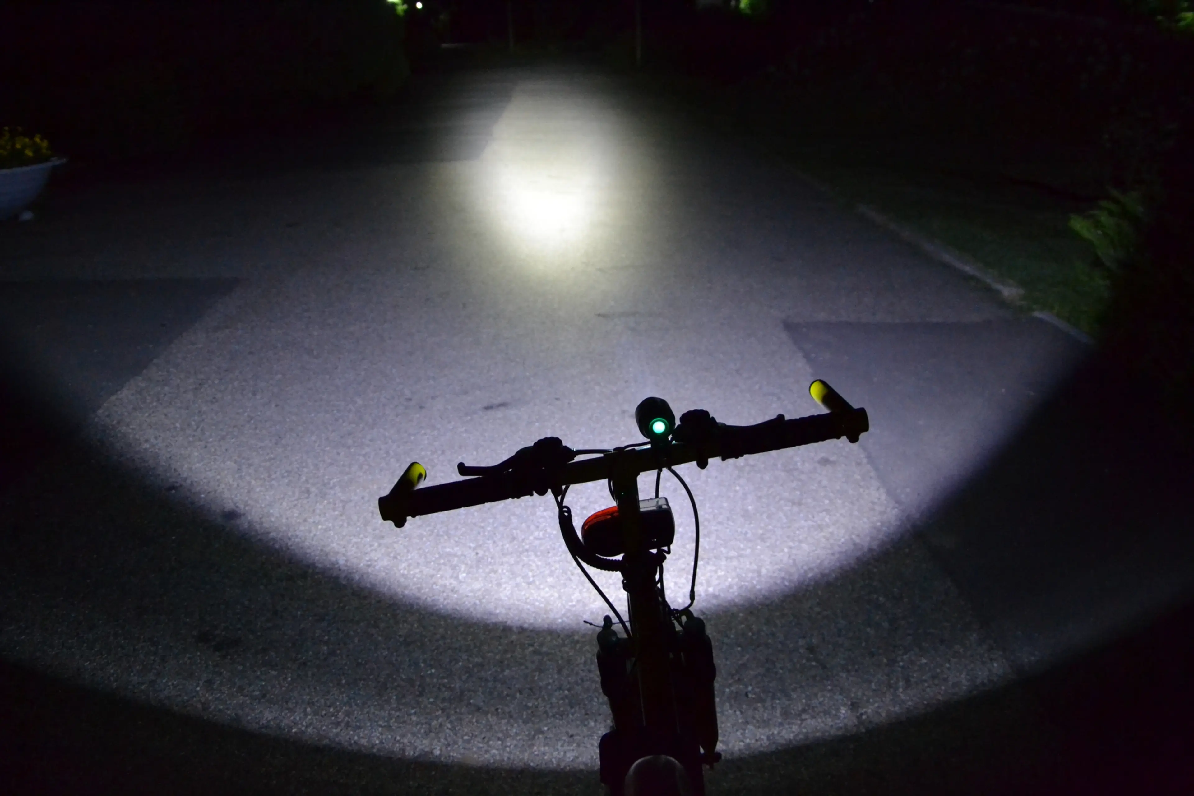 6. Far lanterna bicicleta LED CREE XM-L U2 Zoom cu lupa