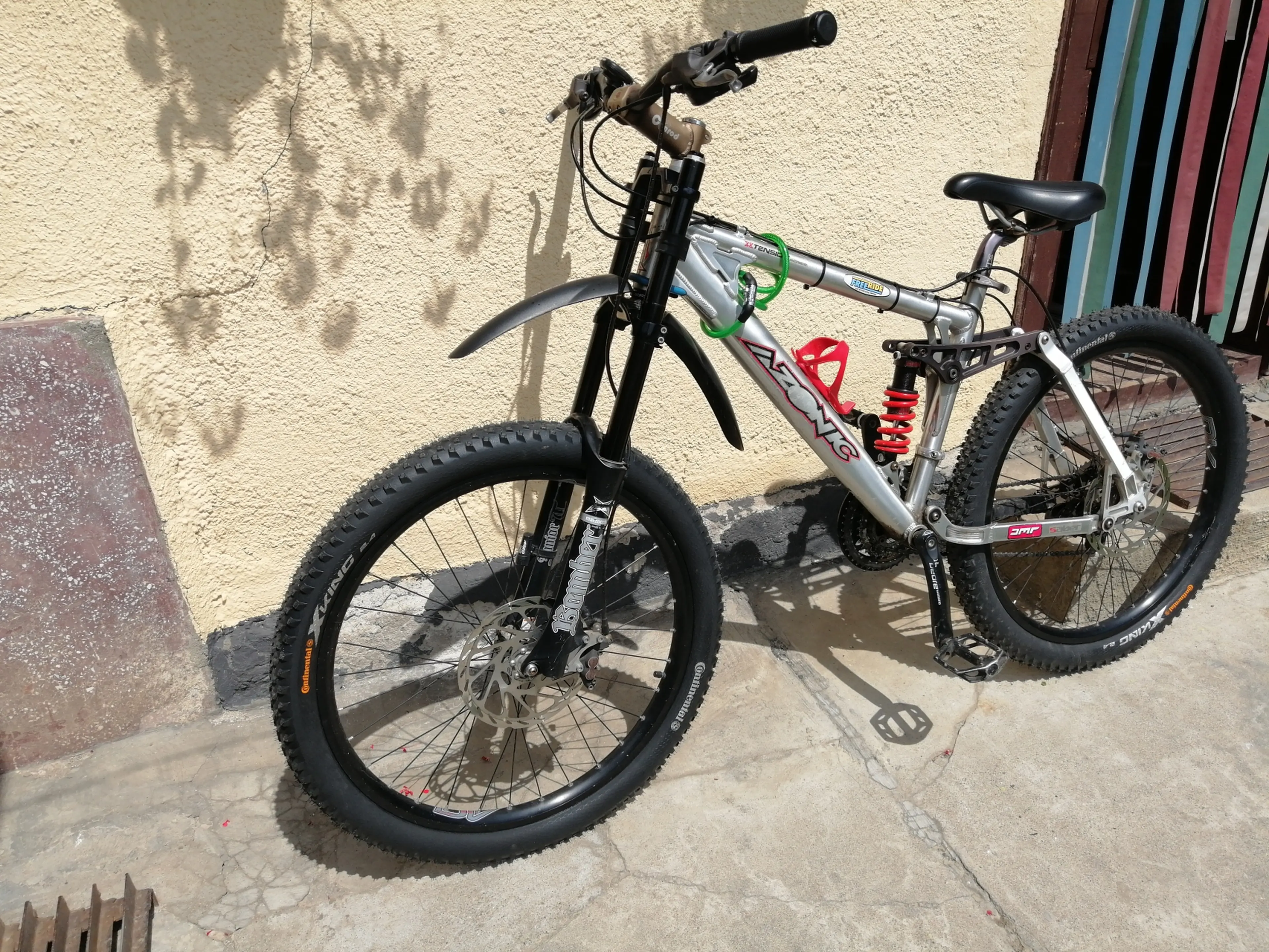 1. Bicicleta Azonic Saber downhill