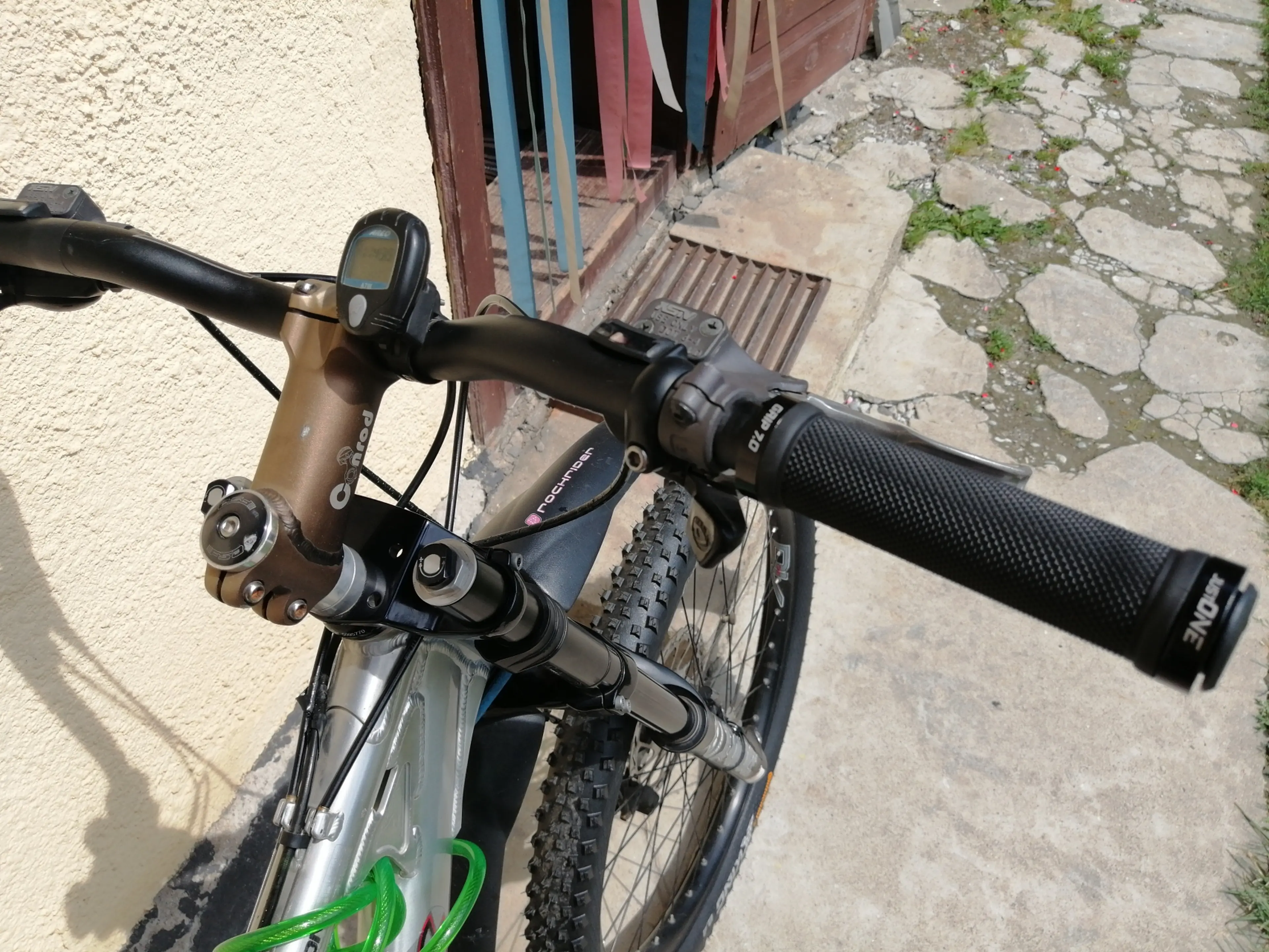 7. Bicicleta Azonic Saber downhill