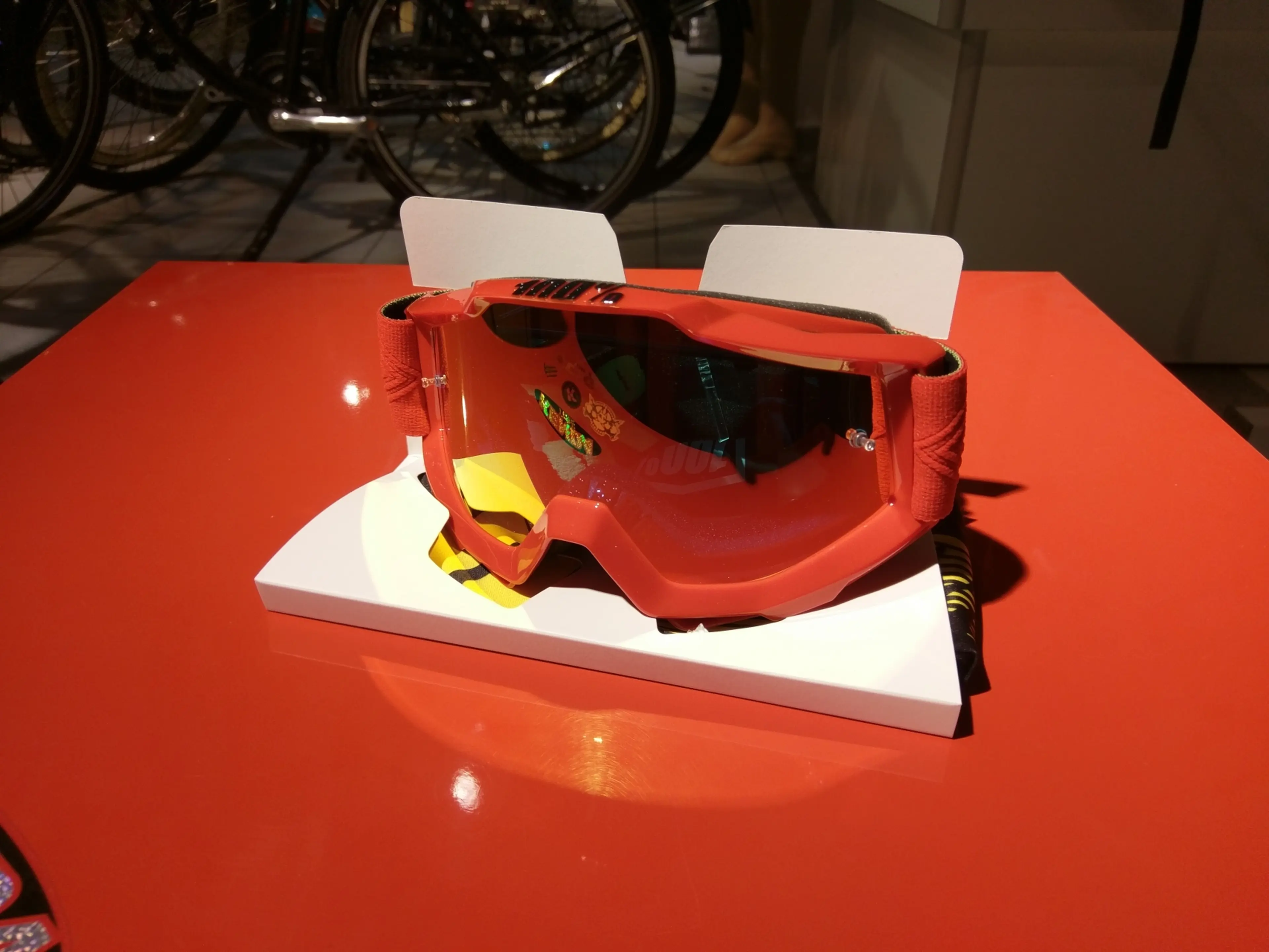 1. Ochelari 100% Accuri Saarinen Mirror Red Lens