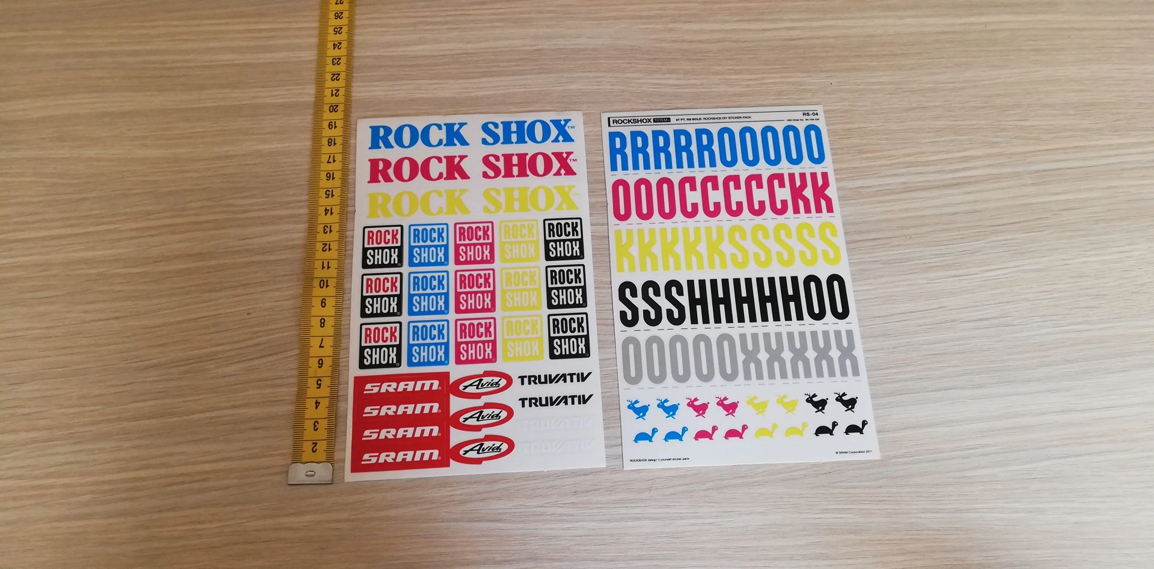 1. Decal kit (stickere) pentru furcă RockShox Totem/Domain