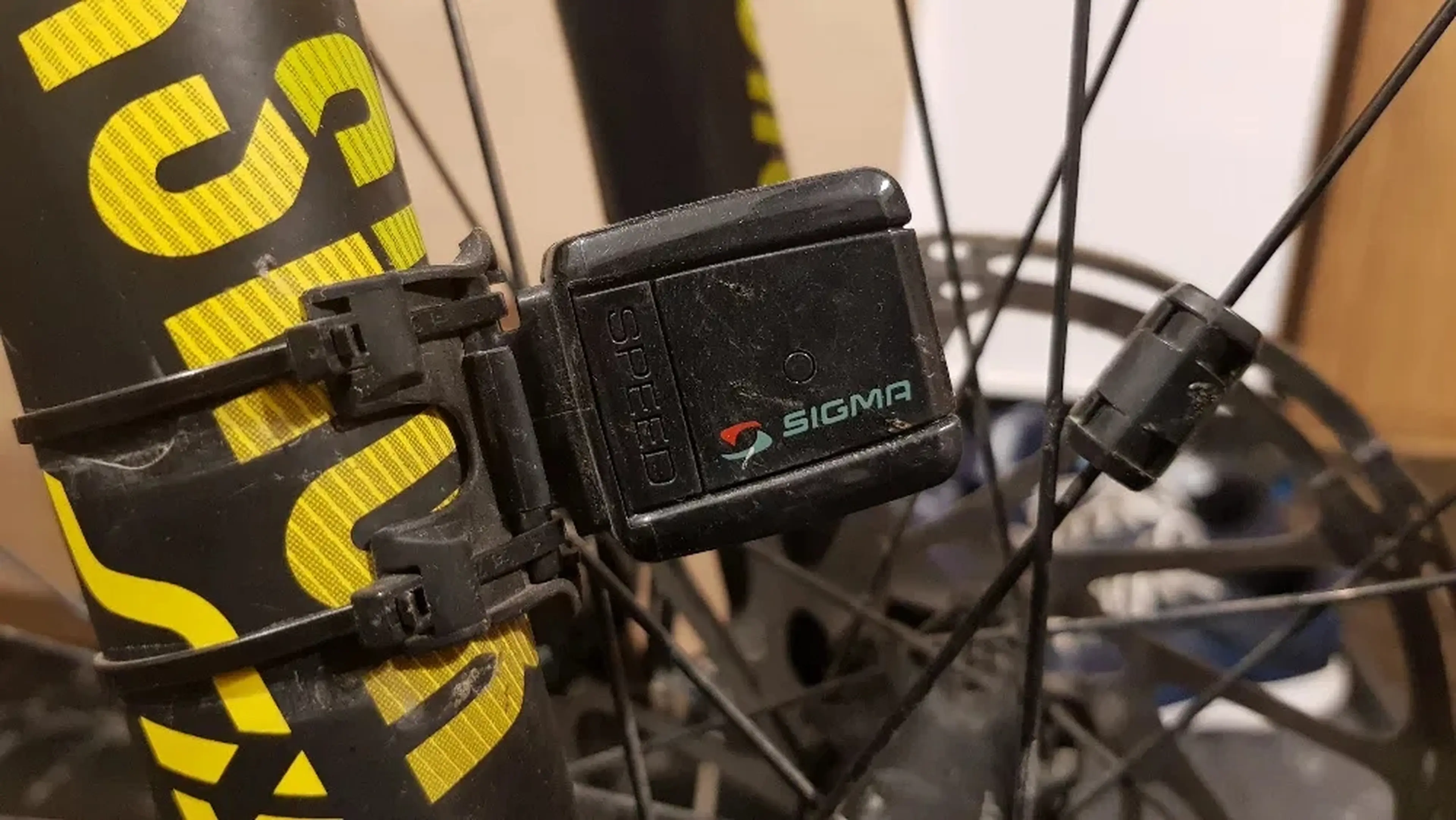 2. Sigma Sport STS Wireless Speed Transmitter