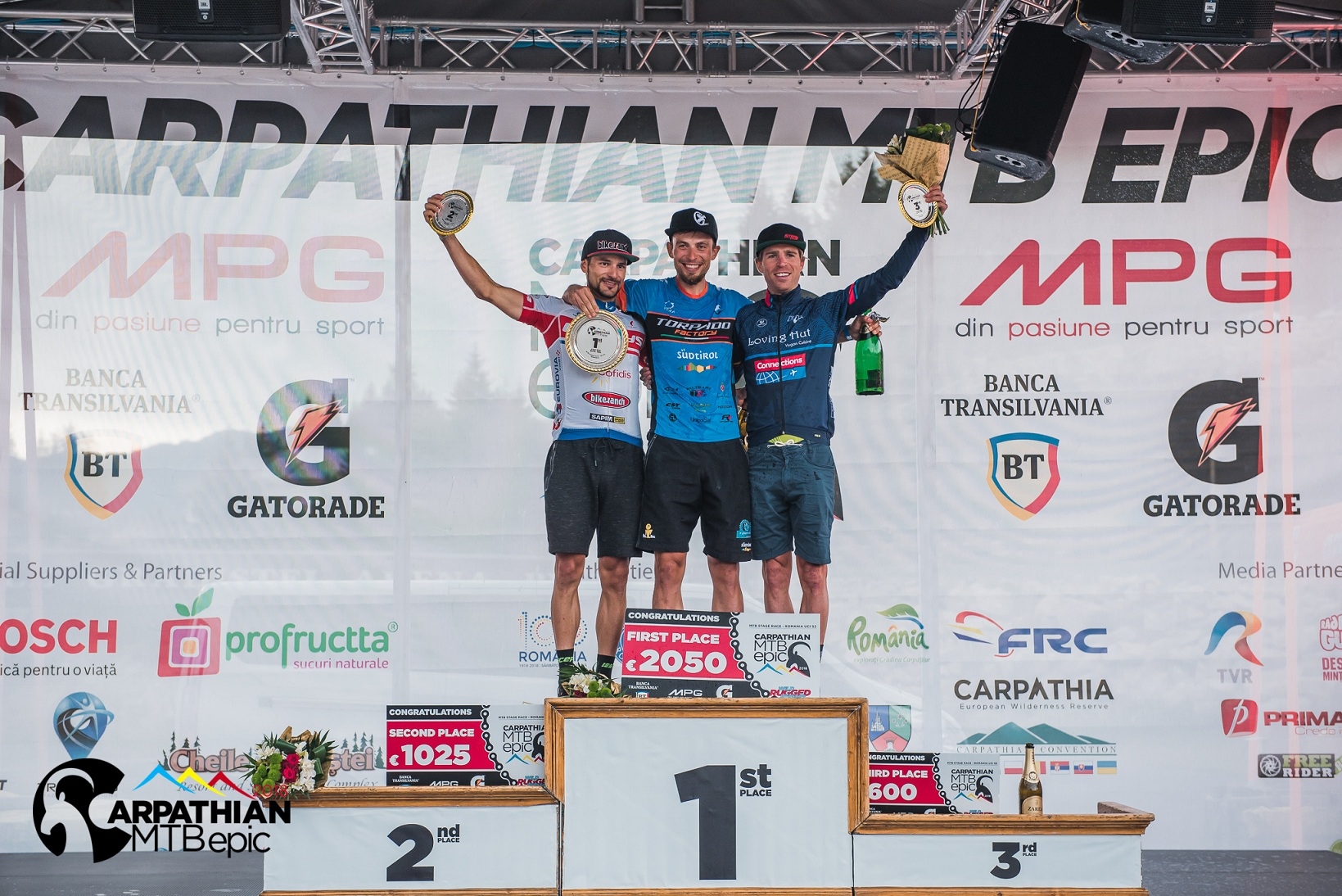 Cicliștii Ariane Lüthi și Peeter Pruus, încoronați regină și rege în Carpați