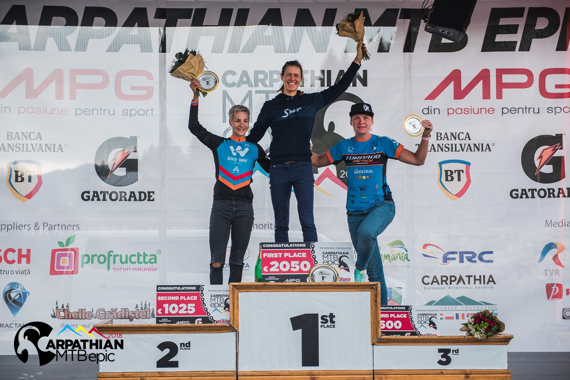 Cicliștii Ariane Lüthi și Peeter Pruus, încoronați regină și rege în Carpați