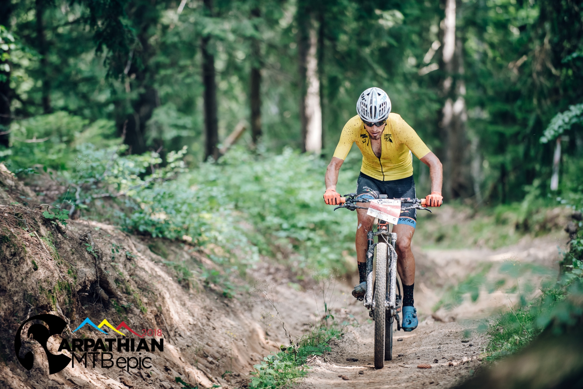 Cicliștii Ariane Lüthi și Peeter Pruus, încoronați regină și rege în Carpați