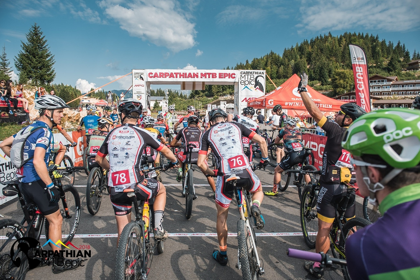 Cicliștii Ariane Lüthi și Peeter Pruus, încoronați regină și rege în Carpați