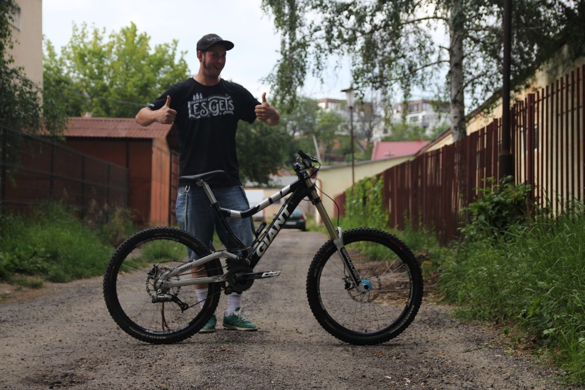 DirtBike.ro Youth Development - Avem o bicicletă de downhill de dat!