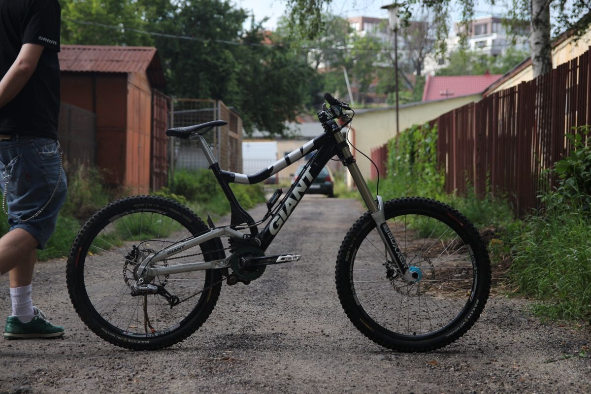 DirtBike.ro Youth Development - Avem o bicicletă de downhill de dat!