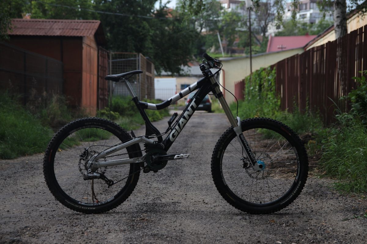 DirtBike.ro Youth Development - Avem o bicicletă de downhill de dat!