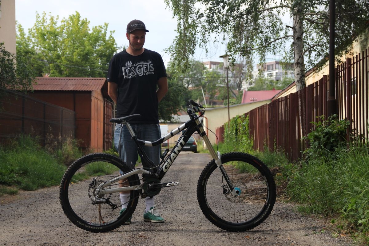 DirtBike.ro Youth Development - Avem o bicicletă de downhill de dat!